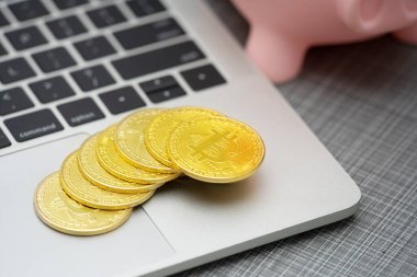 Dizüstü bilgisayarda Bitcoin, yatırım konsepti