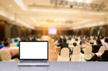 Seminer odasında, personelle birlikte masanın üzerinde.