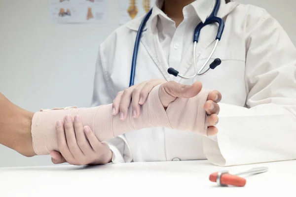 Närbild Läkare Som Håller Fraktur Armens Patient — Stockfoto