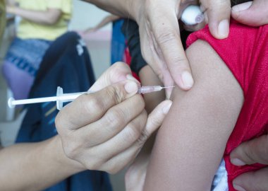 Hastaya aşı yapan doktor, grip aşısı, koronavirüs, covid-19 aşısı.