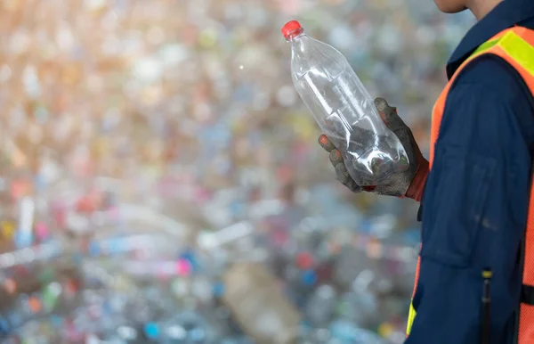 Cerrar Mano Sosteniendo Botella Plástico Reciclar Separación Residuos Fábrica Residuos —  Fotos de Stock