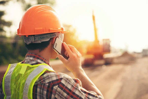 Engenheiro Usar Capacete Duro Usando Smartphone Local Construção Estradas Com Fotografias De Stock Royalty-Free