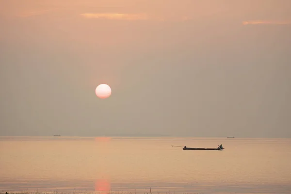 Silueta Del Pescador Barco Mar Con Fondo Puesta Del Sol — Foto de Stock