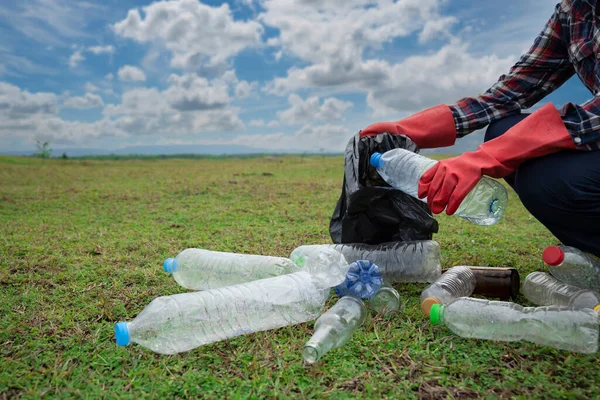 Hombre Sosteniendo Basura Botella Plástico Campo Verde —  Fotos de Stock