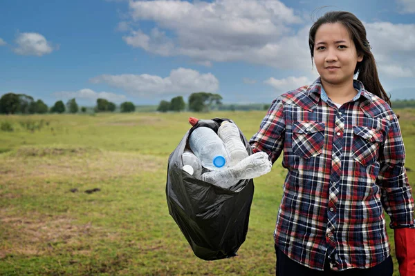 Mujer Sosteniendo Basura Botella Plástico Campo Verde —  Fotos de Stock