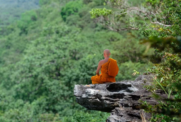 Buddhista Szerzetes Meditáció Gyönyörű Természet Háttér Magas Hegyen — Stock Fotó