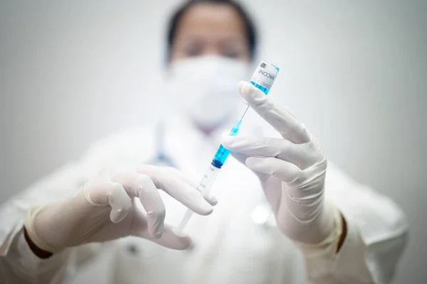Médico Sostiene Jeringa Frasco Vacuna Contra Coronavirus Concepto Tratamiento Del — Foto de Stock