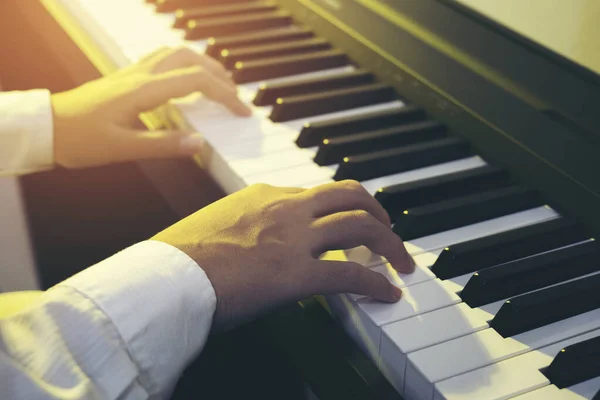 Close Das Mãos Pianista Tocando Piano Com Luz Imagens Royalty-Free