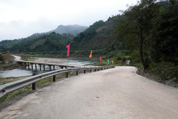 Huis, Quang Nam dorp, Ho Chi Minh trail, — Stockfoto