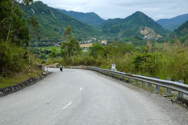 Ho Chi Minh trail, berg, bos en terrein — Stockfoto