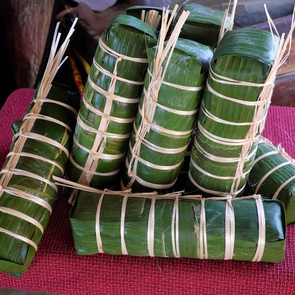 Vietnamské jídlo, tradiční kuchyně, vietnamské banh tet — Stock fotografie