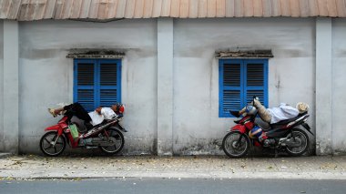 Motosiklet üzerinde uyku Vietnamca motosiklet taksi şoförü