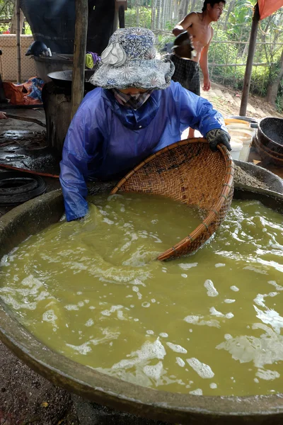 El pueblo vietnamita procesa mejillones — Foto de Stock