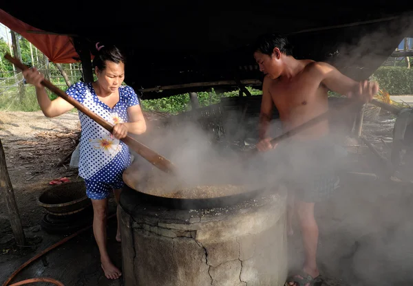 Pessoas vietnamitas processam mexilhão — Fotografia de Stock