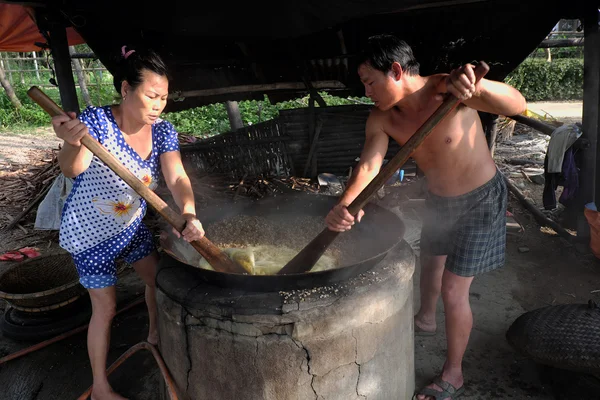 Le peuple vietnamien traite les moules — Photo