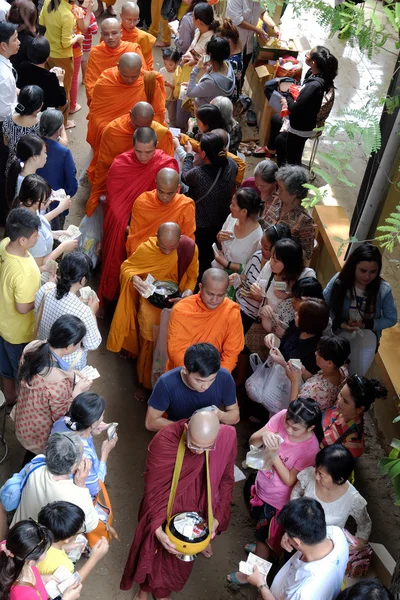 アジア僧侶仏の誕生日のお祝いに — ストック写真