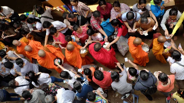 Les moines d'Asie à la célébration de l'anniversaire de Bouddha — Photo