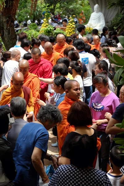 I monaci asiatici per la celebrazione del compleanno di Buddha — Foto Stock