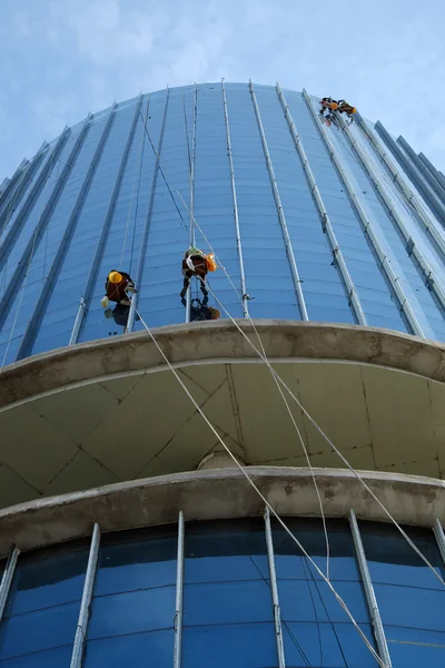 Asian worker climb on building, dangerous job — Stock Photo, Image