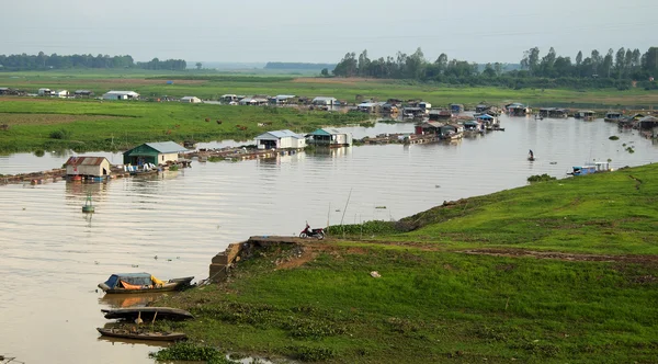 Piscicultura en el río La Nga — Foto de Stock