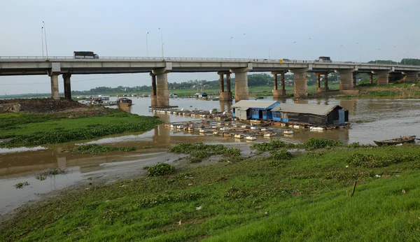 Piscicultura en el río La Nga — Foto de Stock