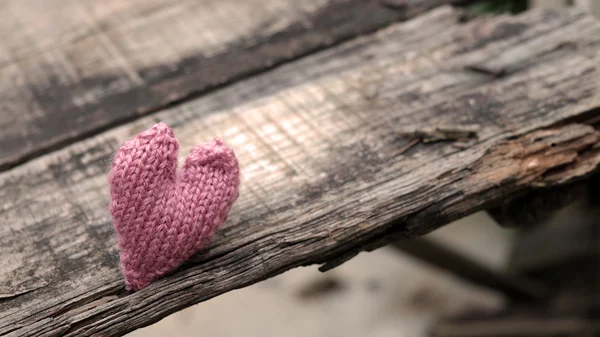 Corazón solitario sobre fondo de madera —  Fotos de Stock