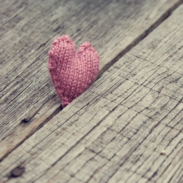 Corazón solitario sobre fondo de madera — Foto de Stock