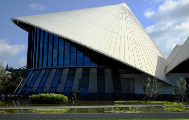 Cao Van Lau tiyatrosu, konik şapka binası