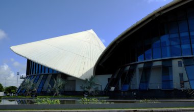 Cao Van Lau tiyatrosu, konik şapka binası