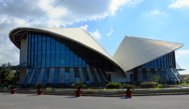 Cao Van Lau tiyatrosu, konik şapka binası