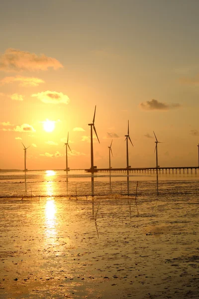 Ren energi, vindkraftanläggning — Stockfoto