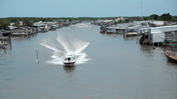 Ca Mau riverside rezidențial cu barca cu motor — Fotografie, imagine de stoc