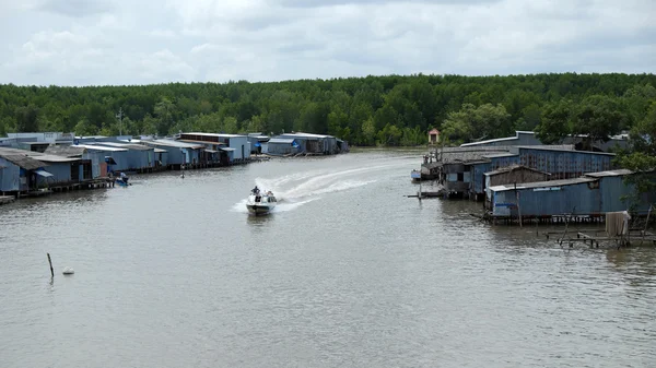 Residencial junto al río Ca Mau con lancha a motor —  Fotos de Stock