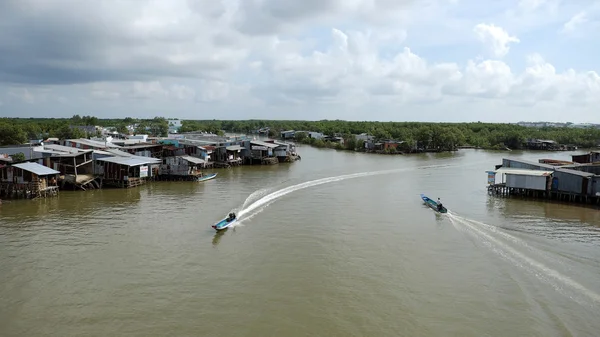 Residencial entre el bosque de manglares Ca Mau — Foto de Stock