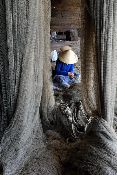 Mulher vietnamita costura rede de pesca — Fotografia de Stock