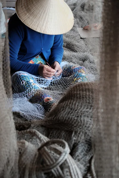 Mulher vietnamita costura rede de pesca — Fotografia de Stock