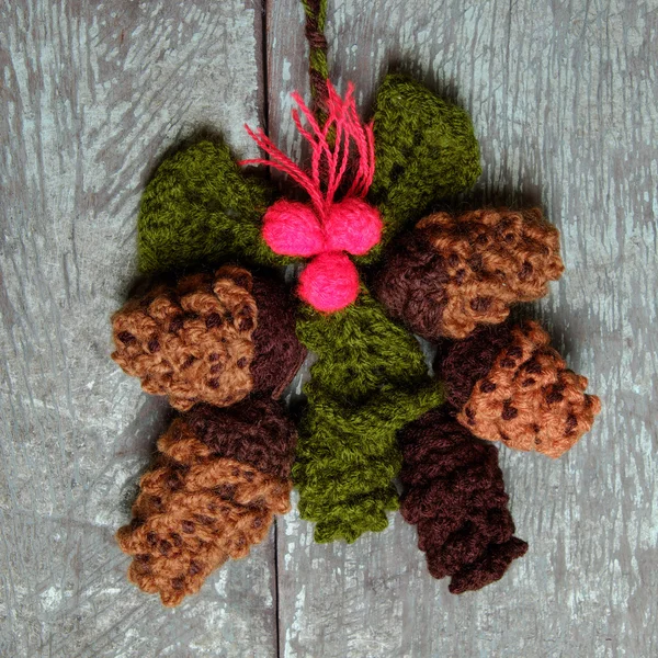 Weihnachtsschmuck, gestrickte Tannenzapfen — Stockfoto