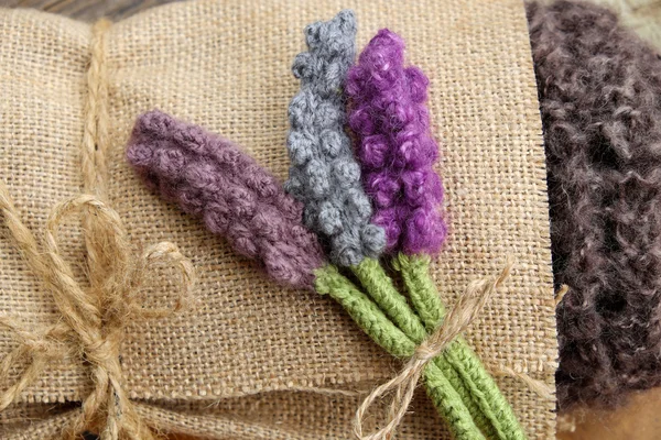 Handgjord present, stickad lavendel blomma — Stockfoto