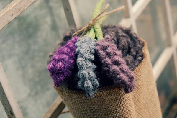 Presente artesanal, flor de lavanda de malha — Fotografia de Stock