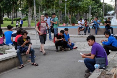 Genç Asyalı oyun Pokemon git akıllı telefon