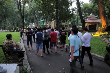 Genç Asyalı oyun Pokemon git akıllı telefon