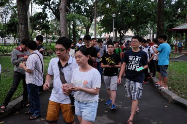 Genç Asyalı oyun Pokemon git akıllı telefon