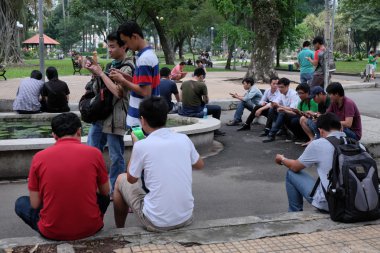 Genç Asyalı oyun Pokemon git akıllı telefon