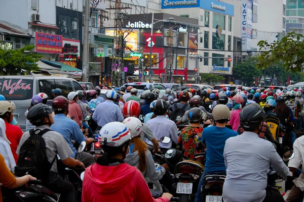 Apiñada ciudad asiática en hora punta — Foto de Stock