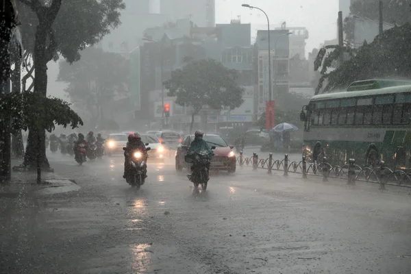 Lluvias fuertes, temporada de lluvias en la ciudad de Ho Chi Minh —  Fotos de Stock