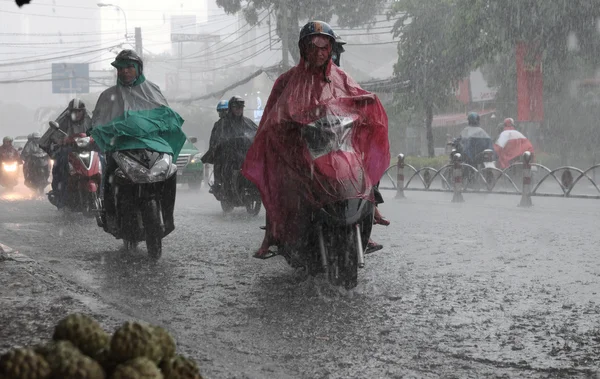 大雨、 雨季在胡志明市 — 图库照片