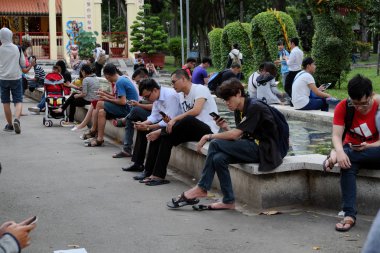 Genç Asyalı oyun Pokemon git akıllı telefon