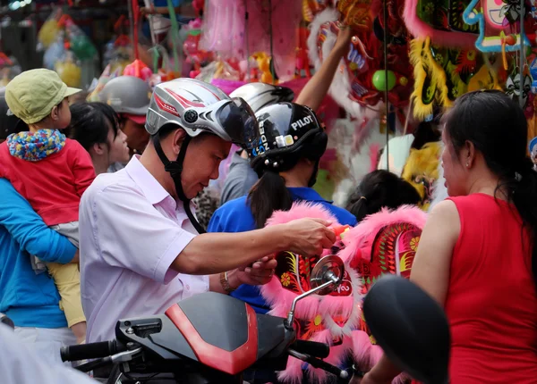 Padre vietnamita comprare lanterna per bambini — Foto Stock