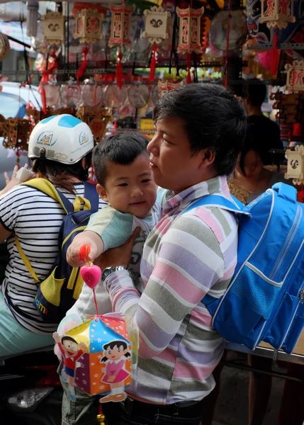 В'єтнамська-батько купити ліхтар для малюка — стокове фото