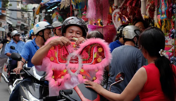 Vietnamita pai comprar lanterna para criança — Fotografia de Stock